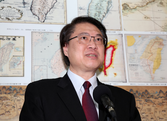 立法院內政委員會8日審查「地方民意代表費用支給及村里長事務補助費補助條例」修正草案等案，出席的內政部長林右昌（圖）會前受訪。（劉宗龍攝）