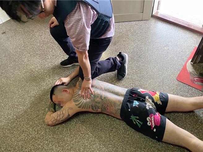 警方4月底逮捕逃亡多時的曾嫌。（布袋分局提供／廖素慧嘉義傳真）