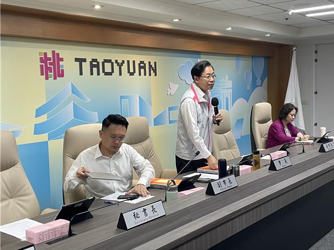 桃园市长张善政8日出席市政会议，表示希望和台电组专案小组，共同解决桃园供电问题。（姜霏摄）