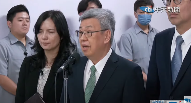 行政院长陈建仁（中）。（取自中天新闻）