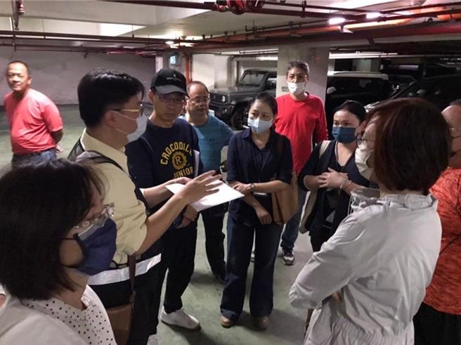 卫工处提供社区现场技术谘询服务，并勘查化粪池及管线位置。（黄敬文翻摄）