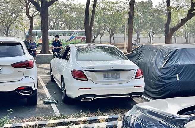 高雄一辆宾士停路边遭破窗行窃，车内公事包所放4万7千元现金已遭花光。（警方提供／任义宇高雄传真）