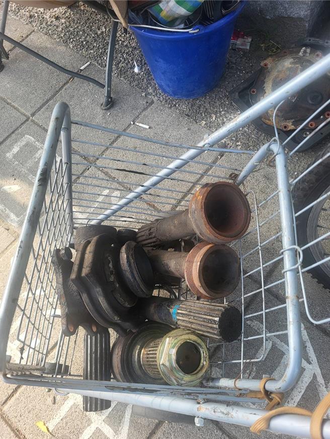 高雄一处汽车零件行遭窃贼闯入，窃贼也不逃就在店家旁人行道呼呼大睡。（警方提供／任义宇高雄传真）