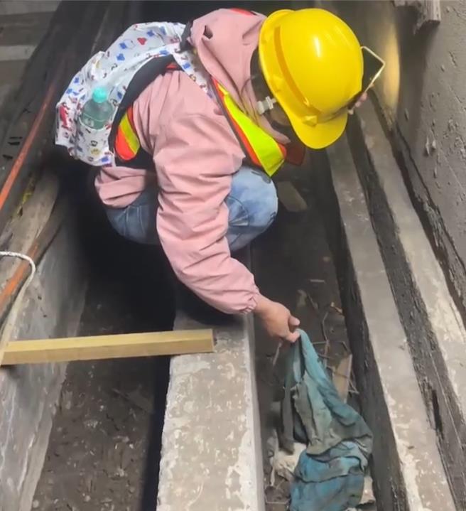 台鐵太魯閣號事故罹難者家屬今年2、3月重返清水隧道，再度發現罹難者遺骸和遺物。（家屬提供／蔡明亘台北傳真）