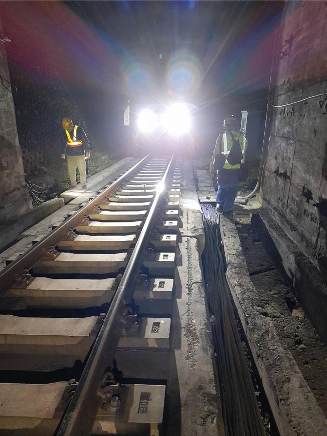 台鐵太魯閣號事故罹難者家屬今年2、3月重返清水隧道，再度發現罹難者遺骸和遺物。（家屬提供／蔡明亘台北傳真）