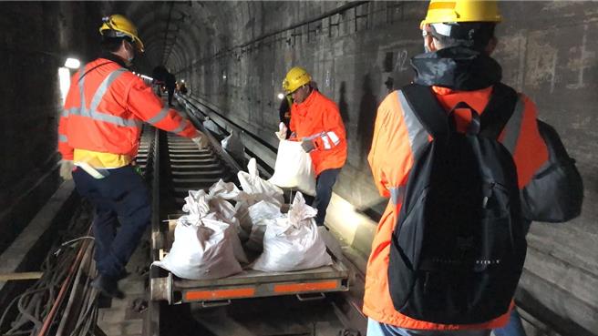 台鐵太魯閣號事故罹難者家屬今年2、3月重返清水隧道，再度發現罹難者遺骸和遺物。（家屬提供／蔡明亘台北傳真）