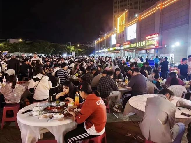 大陆推县域游五一小龙虾神助攻江苏盱眙客流增两倍。（微信公眾号盱眙文化旅游资讯）