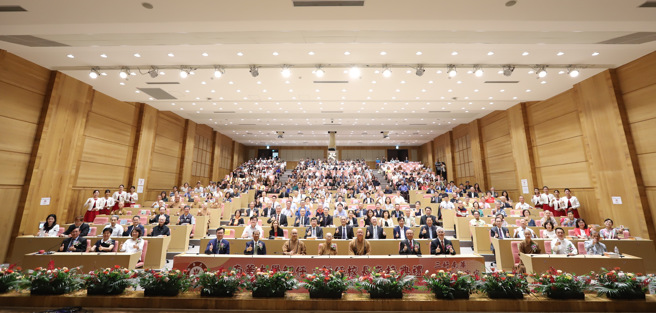 南華大學林聰明校長於5月7日屆齡退休，由現任副校長高俊雄接任校長一職，董事會並於當天舉行「卸任、新任校長交接典禮」。(照片/南華大學提供)