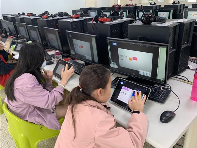 新竹市长高虹安日前拍板补助587万元，协助全市各中小学维护资讯设备及汰换资讯教育物品耗材，让竹市数位教育逐步向前迈进。（新竹市政府提供／陈育贤新竹传真）