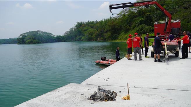 烏山頭水庫溺水軍人打撈第4天終於尋獲遺體，家屬在岸邊燒香祭拜。（寶智華攝）