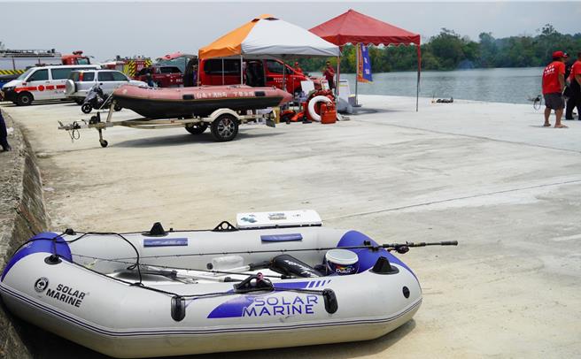 葉男釣魚的充氣救生艇與釣具。（寶智華攝）
