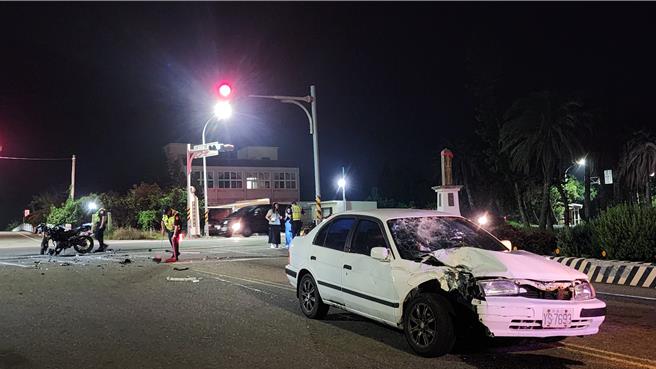 与无照少年机车骑士碰撞的白色自小客车，右前车头毁损，挡风玻璃破裂。（许逸民摄）