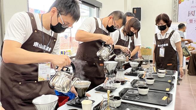 台南市国产精品咖啡评鑑8日举办媒合会，将评鑑达80分以上的精品级咖啡生豆，提供咖啡农友、商家与餐饮业者现场进行品。（张毓翎摄）