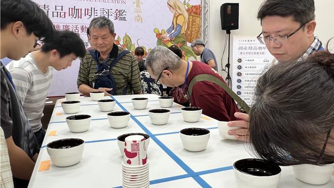 台南市国产精品咖啡评鑑8日举办媒合会，将评鑑达80分以上的精品级咖啡生豆，提供咖啡农友、商家与餐饮业者现场评鑑。（张毓翎摄）