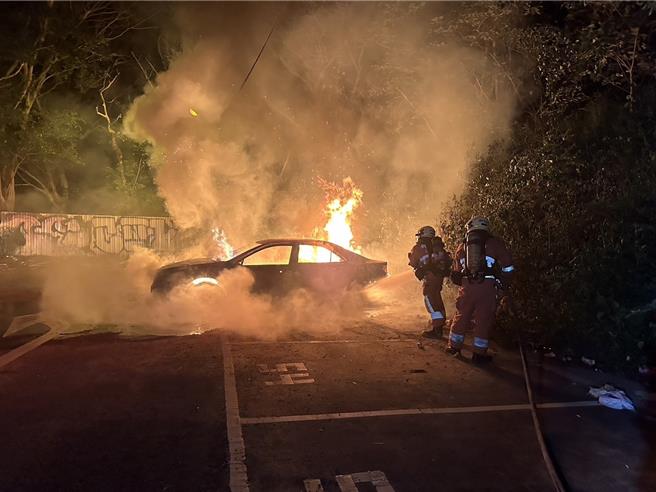 新竹市生命園區發生火燒車，消防人員赫然發現車內有2具焦屍。（新竹市消防局提供／王惠慧新竹傳真）