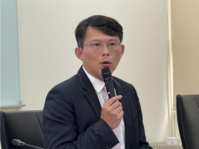 黄国昌今（8）日受访时再强调，真正向财团靠拢的是民进党政府，若林淑芬要辩论，请先抽号码牌，或是由民进党主席赖清德代表出来辩论，他很乐意接受。（李奇叡摄）