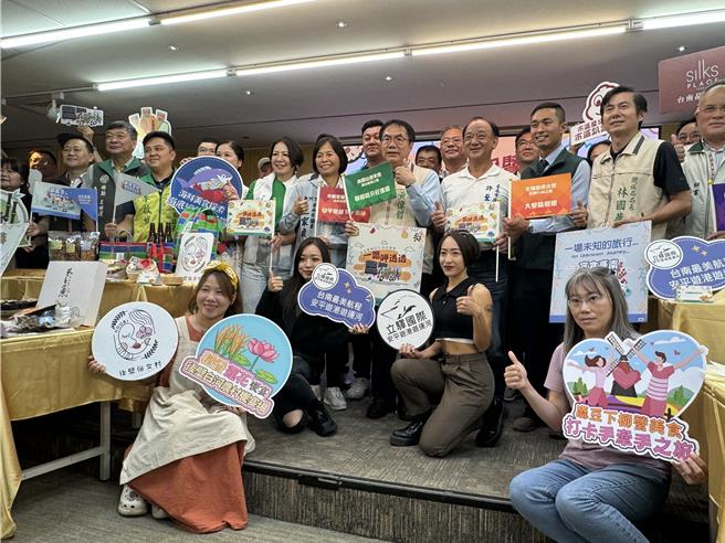 台南市观旅局首创新兴盲盒游程，今天开记者会邀请游客前来开箱台南。（曹婷婷摄）