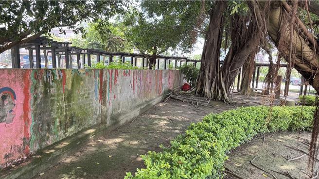 台中市议员何文海8日在市议会业务质询时表示，彩虹眷村每天都吸引不少国内外游客前来，但眷村旁边的彩虹公园却处处斑驳。（何文海提供／冯惠宜台中传真）