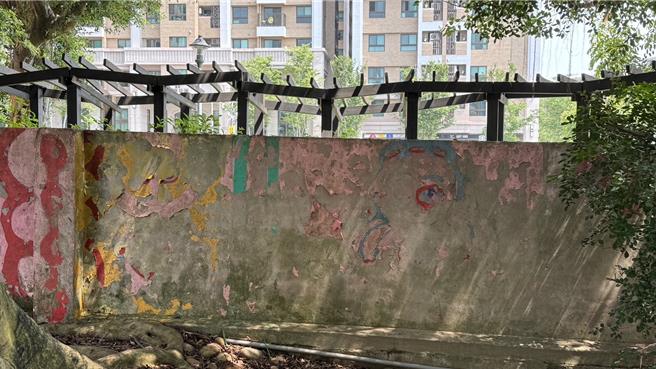 彩虹眷村每天都吸引不少国内外游客前来，但眷村旁边的彩虹公园却处处斑驳。（何文海提供／冯惠宜台中传真）