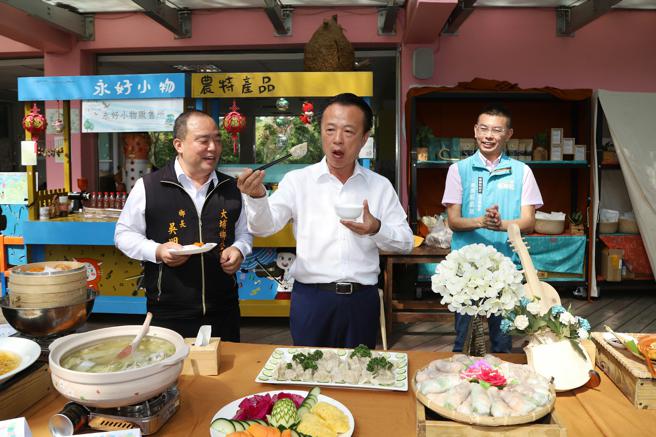 翁章梁品嚐大埔不一样的水饺。（图／嘉义县综规处）