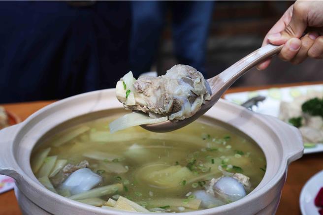 「大埔餐桌」包括木瓜糕、筍仔包及筍仔水餃等11道在地風味餐食，每一道都令人食指大動。（嘉義縣政府提供／呂妍庭嘉義傳真）