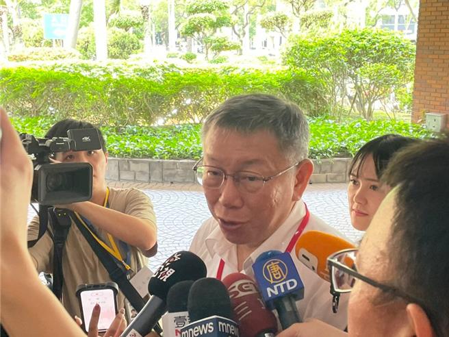 民眾黨主席柯文哲夫人陳佩琪7日突然於臉書宣布，因不符合北市衛生局的要求，因此要提早退休。對此，柯文哲回應「她一定要找到工作，不然沒收入」。（蔡雯如攝）