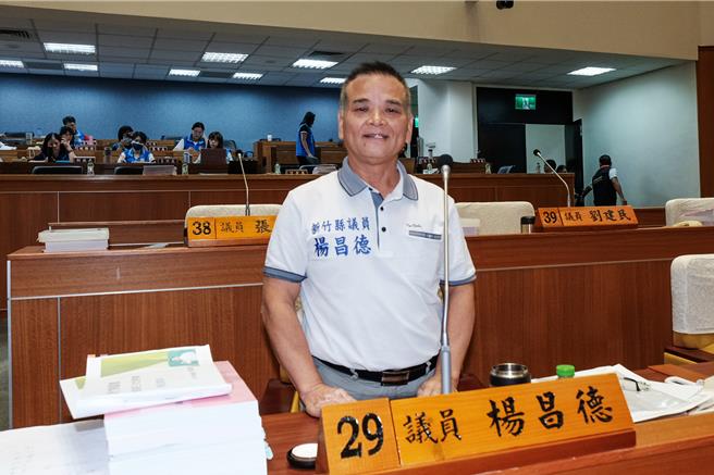 新竹縣議員楊昌德8日在縣議會總質詢時，建議縣府在竹科三期規畫數位學校和世貿館。（羅浚濱攝）