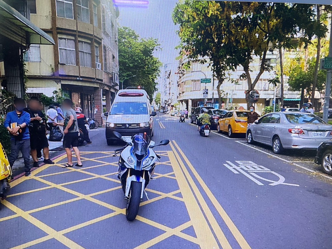 前镇区英德街与英德街772巷口昨发生交通事故。( 警方提供 )