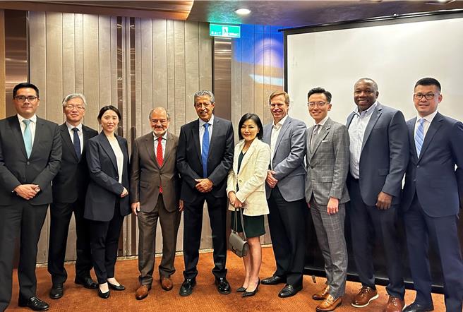 花旗台湾举办企业客户论坛，协助台商在墨西哥开拓投资商机。花旗(台湾)银行董事暨花旗集团台湾区总裁长安孚达（左五）、花旗(台湾)银行企业金融处负责人汪曙倩（右五）与墨西哥商务暨文化办事处长Martin Torres（左四）等多位花旗主管与贵宾出席，推动台墨贸易投资。（花旗提供）