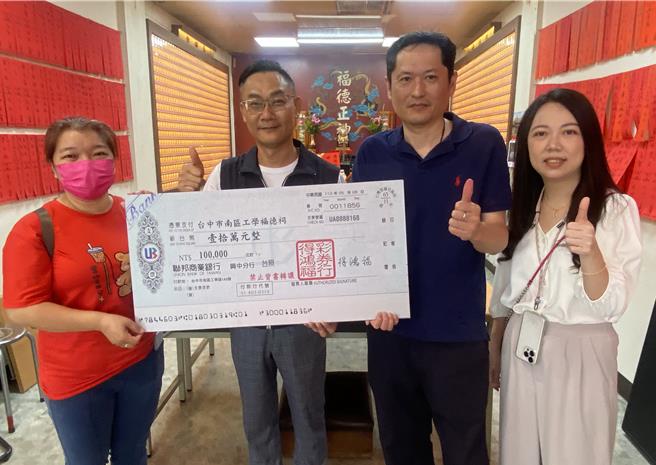 中市南区工学里福德祠去年间遭火灾烧毁，公益彩券商会荣誉理事长何昱奇（右二）及得鸿福彩券行发愿，若开出头奖就捐款，该彩券行果然开出今彩539头奖，何等人8日到重建筹备处祭拜还愿，并捐出10万元。（陈淑芬摄）
