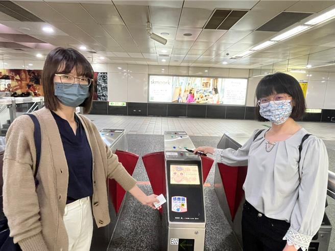 高雄捷运推出母亲节当日免费搭捷运、轻轨活动，鼓励子女在母亲节当天带妈妈搭车出游。（高捷公司提供／任义宇高雄传真）