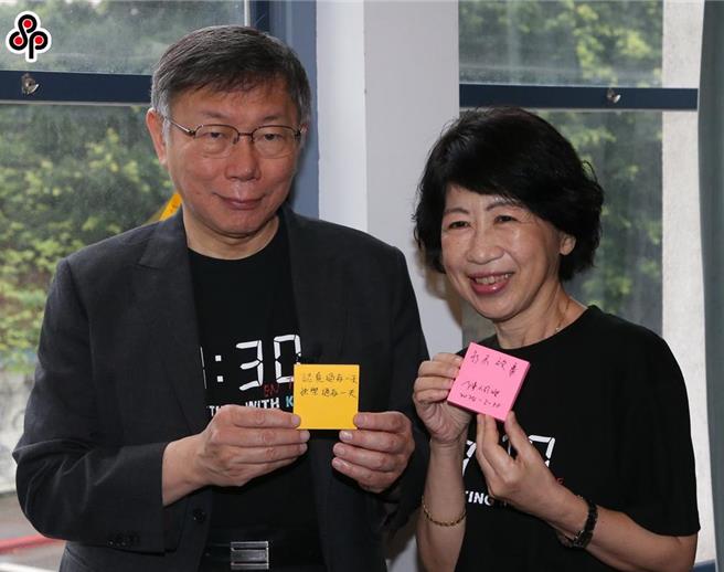 民眾党主席柯文哲（左）的妻子陈佩琪（右）表示，将于今年九月从北市联医提早退休。（本报资料照片）