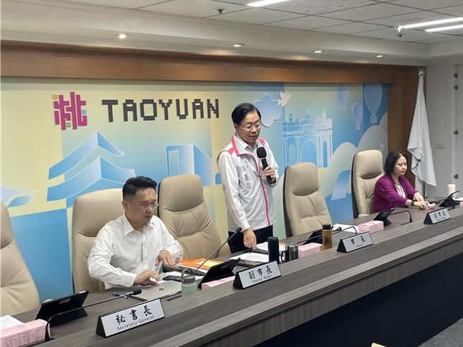 桃园市长张善政8日上午主持市政会议表示盼市府能与台电共同指定专家学者组成专案小组。（姜霏摄）