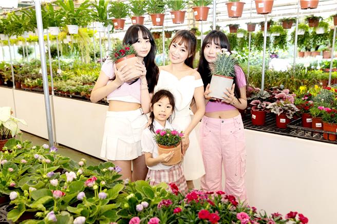 小芭比跟女兒歡慶母親節。（圖／旋轉花市提供）