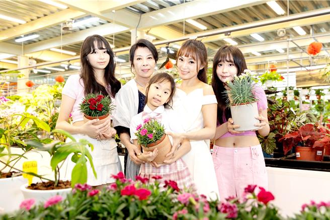 小芭比跟婆婆、女兒歡慶母親節。（圖／旋轉花市提供）
