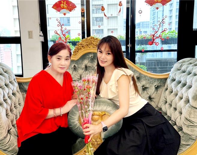 小芭比跟媽媽歡慶母親節。（圖／旋轉花市提供）