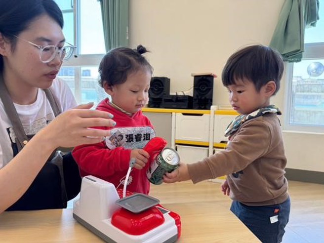 嘉药幼保系利用课余时间到亲子馆陪伴幼儿。(嘉南药理大学提供)