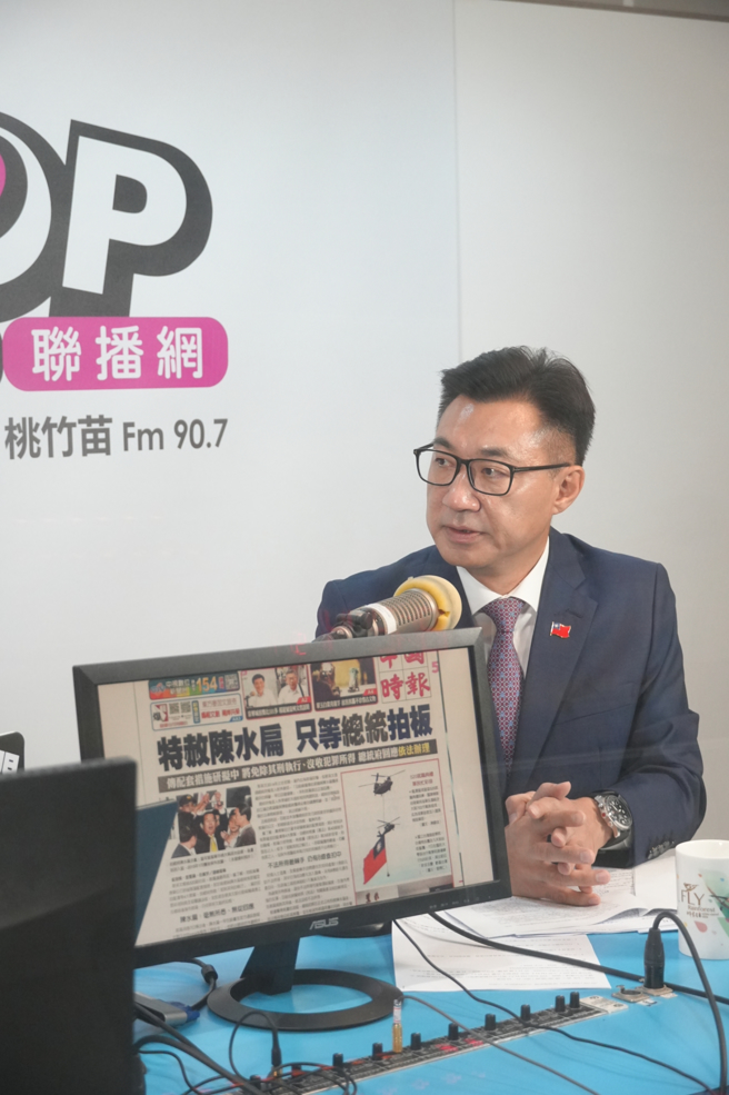 立法院副院长江启臣8日接受POP Radio《POP撞新闻》主持人黄暐瀚专访。（POP Radio提供）
