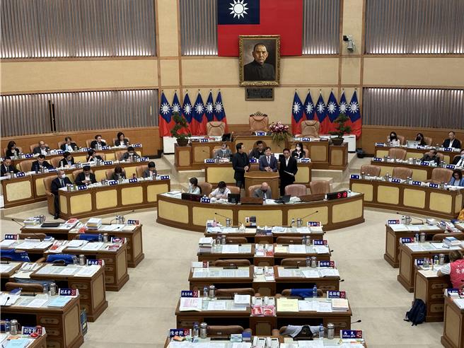 位在新北市新板特区特专三用地的「国家儿童未来馆」进度缓慢，国民党市议员周胜考8日议会质询指出，坚持不能为建设而改为高级住宅区，必须全部作为儿童馆。（高钧麟摄）