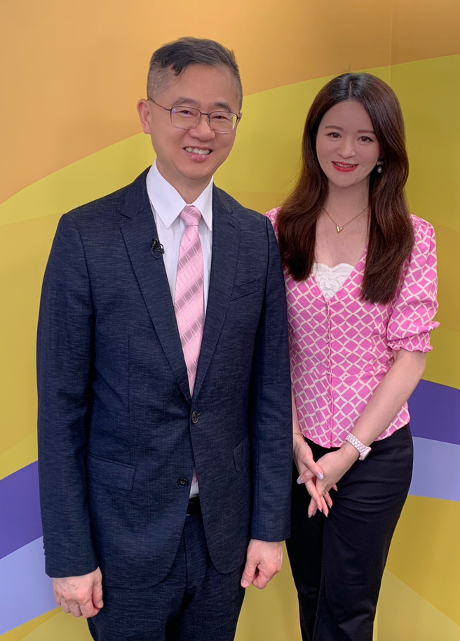 台湾运彩总经理林博泰（左）上时来运转节目，与主持人尉迟佩玉谈运彩眉角。（林胜发摄）