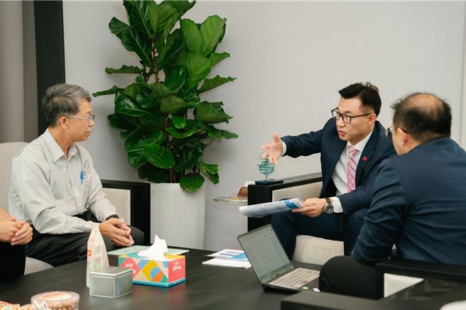 立法院副院长江启臣（中）8日邀相关单位针对「台中捷运路网-崇德丰原线」、「大台中地区山海线铁路双轨高架化建置计画可行性研究」等2案，讨论相关计画进度与经费问题。（江启臣办公室提供／张妍溱台中传真）