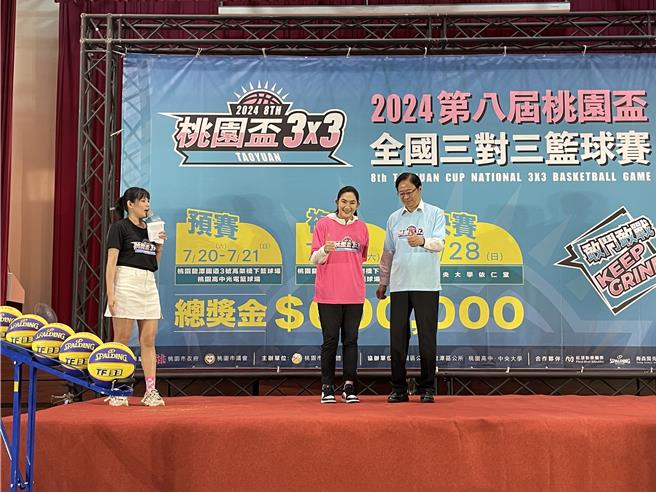 桃园市长张善政（右）与T1联盟会长钱薇娟8日出席2024第八届桃园杯三对三篮球赛记者会。（姜霏摄）