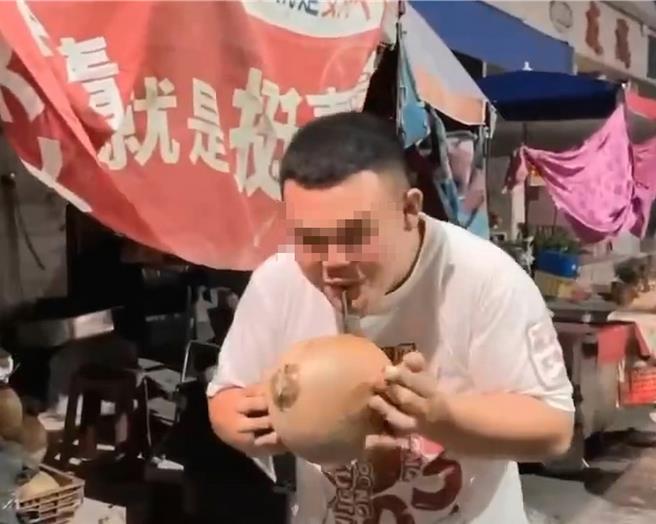 男子拿起路边摊的椰子直接剖开喝，朋友录下嬉闹影片，反而成了窃盗铁证。（翻摄「社会事新闻影音」／罗琦文屏东传真）