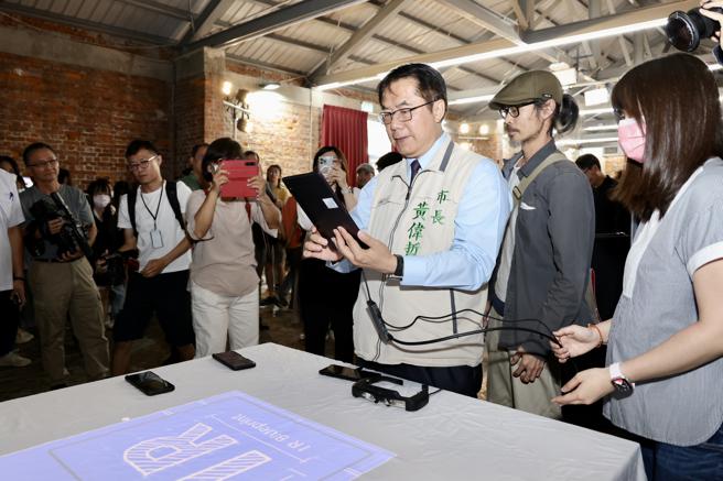 市长黄伟哲体验5G科技展。（图／台南市府）