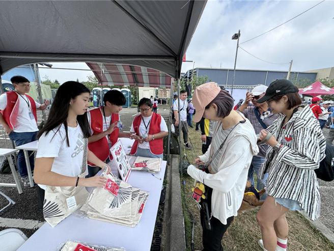 和泰集团同仁支持【有你＋1】公益募集计画，现场超过两百个「原梦之翼」帆布袋全数销售完毕。图／业者提供