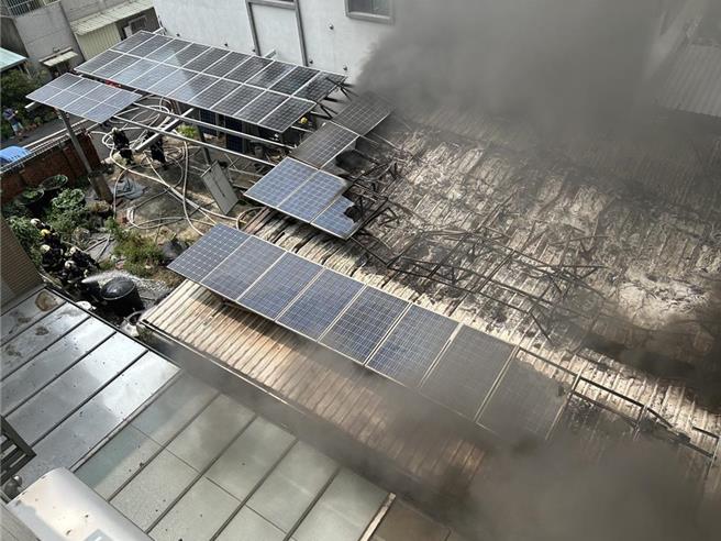 嘉义市货柜屋民宅4月18日大火，火势猛烈烧毁大片太阳能屋顶。（读者提供／廖素慧嘉市传真）