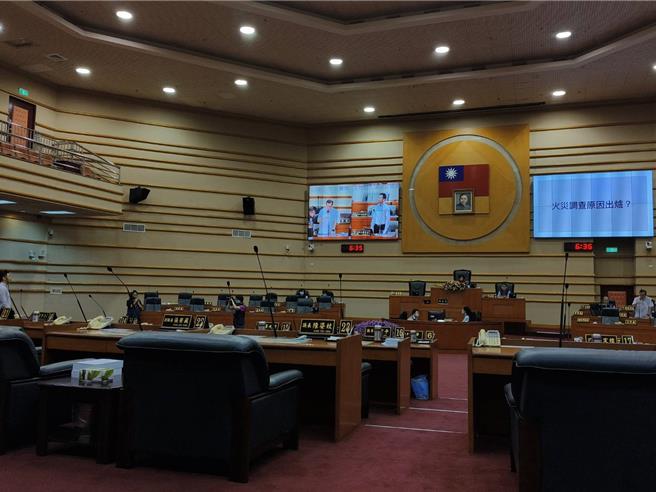 嘉义市议员郑光宏今天督促市府全面清查私设太阳能光电设，市府消防局长郭立昌答询。（廖素慧摄）