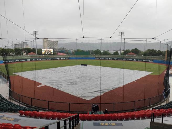 原訂8日在台東進行的富邦悍將交手台鋼雄鷹之戰因雨延賽。（中職提供）