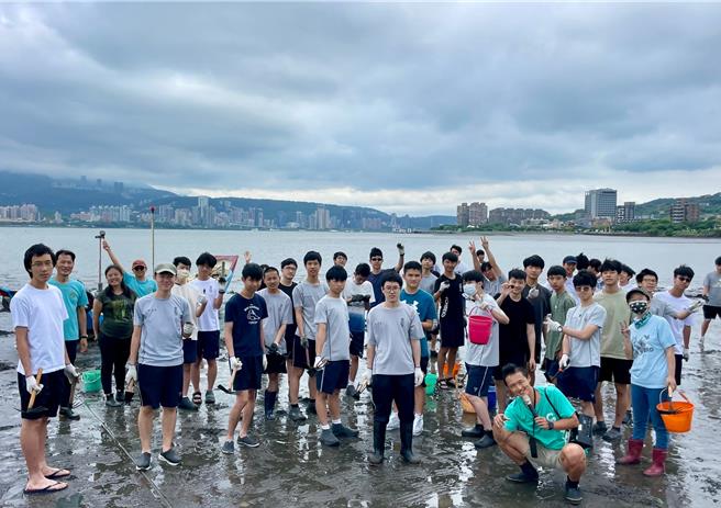 台北市建国中学师生本月2日参访新北市立八里国中，进行生态与环境教育的交流与经验分享。新北市教育局说，盼能透过这样的实际体验活动，涵养学生环境教育素养、学习环境保育的重要性。（新北市教育局提供）