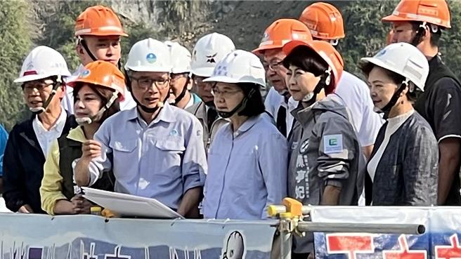 曾文南化联通管8日进行充水测试，并最快20日通水，蔡英文总统（右三）今天下午南下视察。（张毓翎摄）